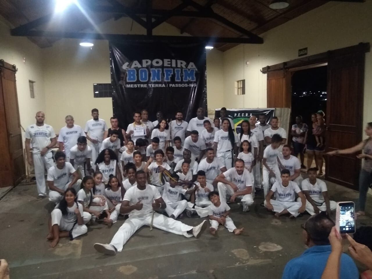 Grupo Capoeira Bonfim reunido após um evento